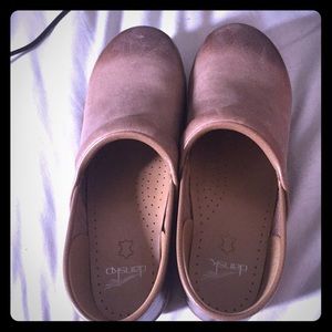 Distressed gray Dansko clogs sz. 40